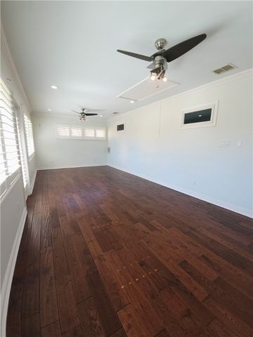 108 E Broadway Ave Ave, Portland, TX 78374