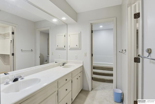 11120 Pine Plaza, Omaha, NE 68144