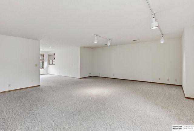 11120 Pine Plaza, Omaha, NE 68144