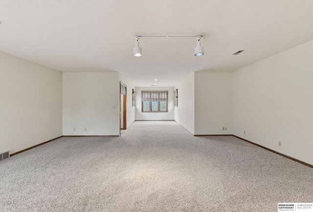 11120 Pine Plaza, Omaha, NE 68144