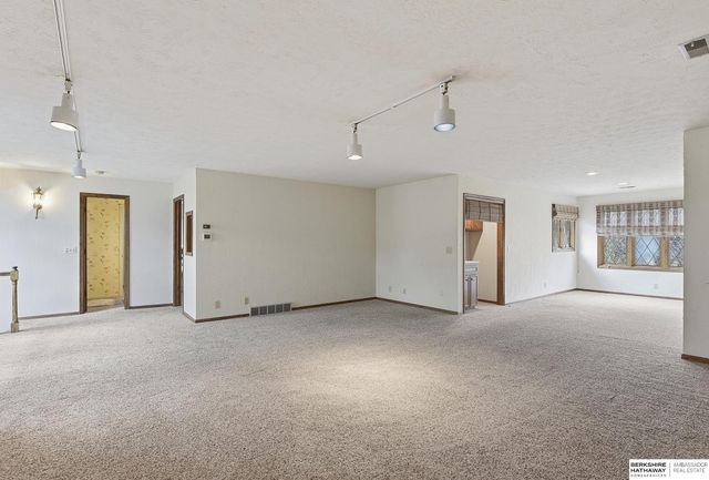 11120 Pine Plaza, Omaha, NE 68144