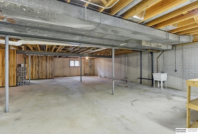 11120 Pine Plaza, Omaha, NE 68144