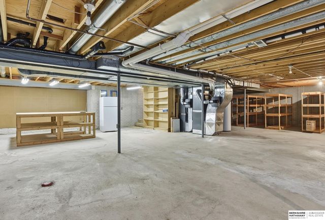 11120 Pine Plaza, Omaha, NE 68144