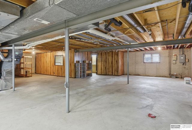 11120 Pine Plaza, Omaha, NE 68144