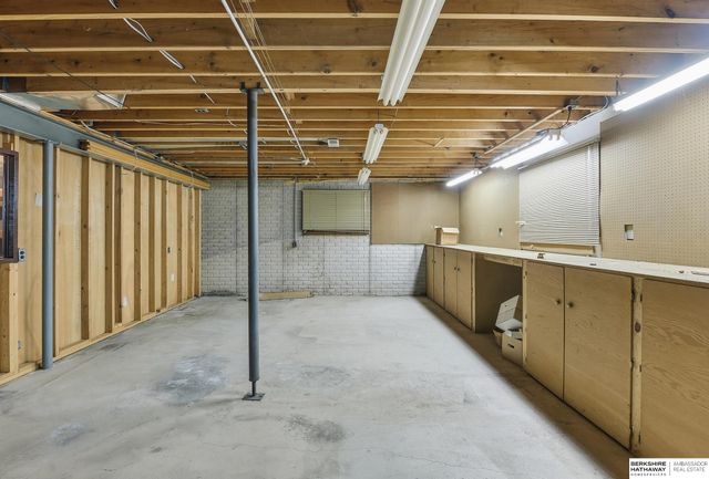 11120 Pine Plaza, Omaha, NE 68144