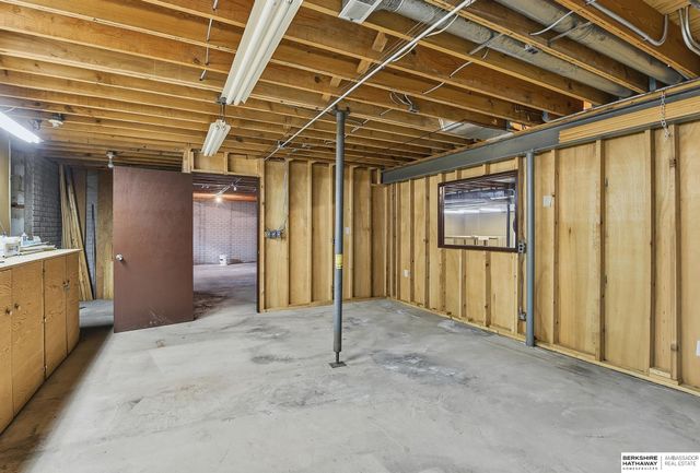 11120 Pine Plaza, Omaha, NE 68144