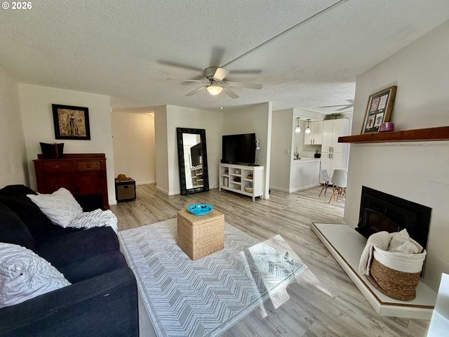 44 EAGLE CREST Dr, Lake Oswego, OR 97035