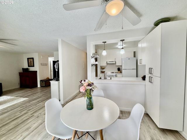 44 EAGLE CREST Dr, Lake Oswego, OR 97035