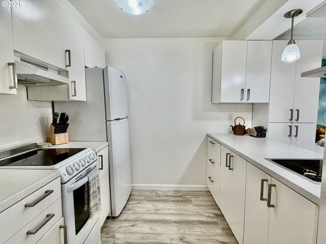 44 EAGLE CREST Dr, Lake Oswego, OR 97035