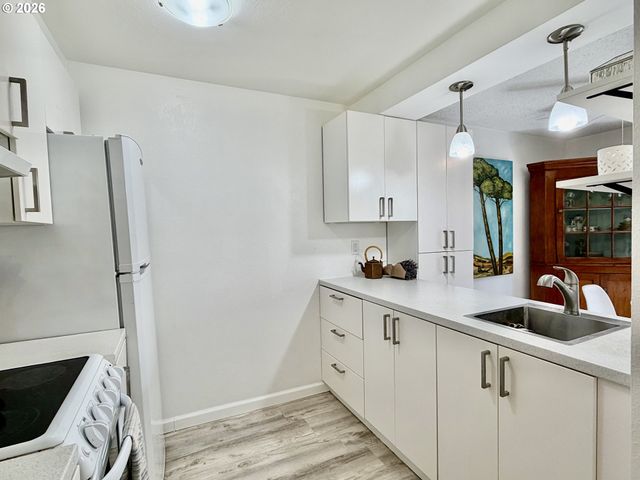 44 EAGLE CREST Dr, Lake Oswego, OR 97035