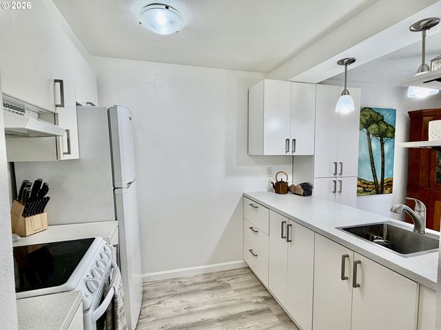 44 EAGLE CREST Dr, Lake Oswego, OR 97035