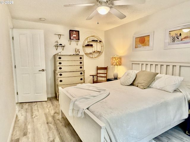 44 EAGLE CREST Dr, Lake Oswego, OR 97035