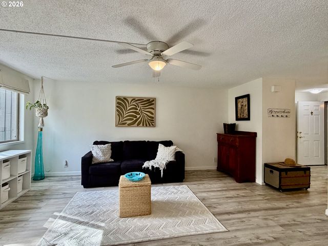 44 EAGLE CREST Dr, Lake Oswego, OR 97035