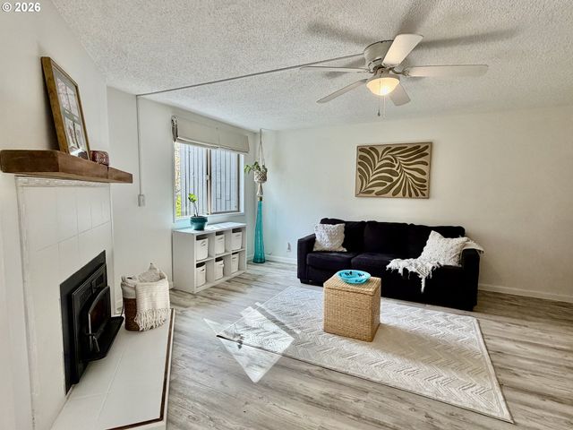 44 EAGLE CREST Dr, Lake Oswego, OR 97035