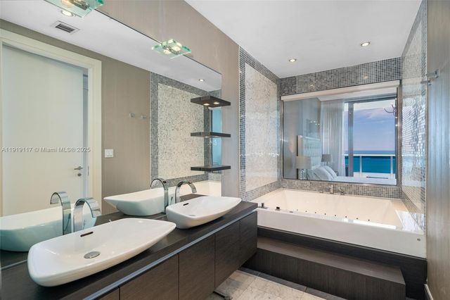 200 Biscayne Boulevard Way 4707, Miami, FL 33131