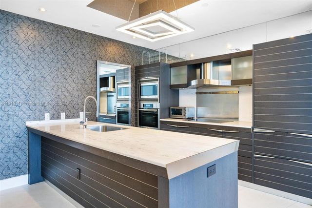 200 Biscayne Boulevard Way 4707, Miami, FL 33131