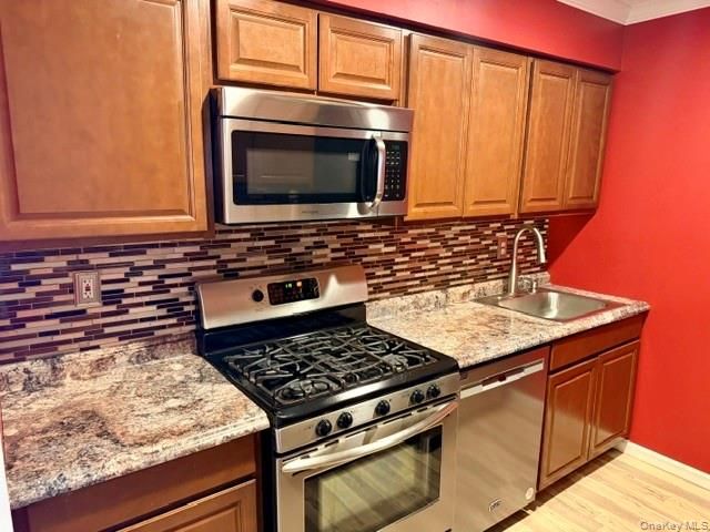 56 pointe cir s, Coram, NY 11727