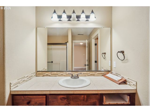 1055 Se MILLRIGHT Ave, Mc Minnville, OR 97128