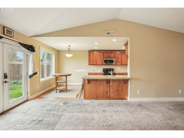 1055 Se MILLRIGHT Ave, Mc Minnville, OR 97128