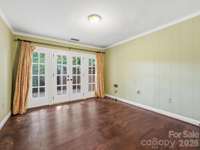 2035 Pinewood Circle, Charlotte, NC 28211