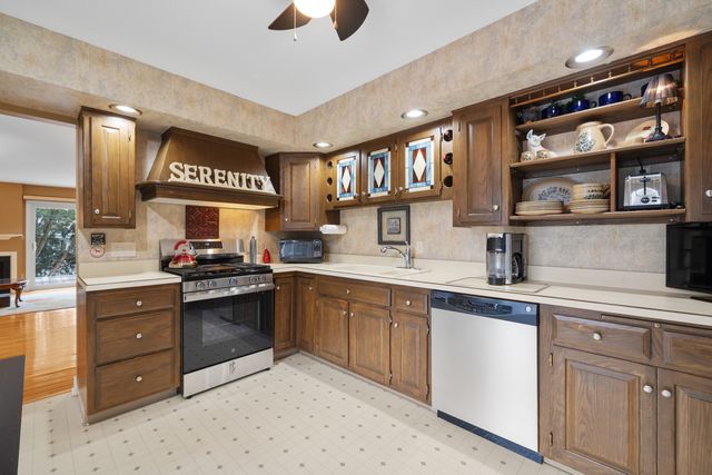 10 W Windsor Court, Sugar Grove, IL 60554