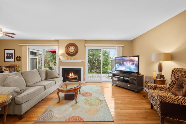 10 W Windsor Court, Sugar Grove, IL 60554