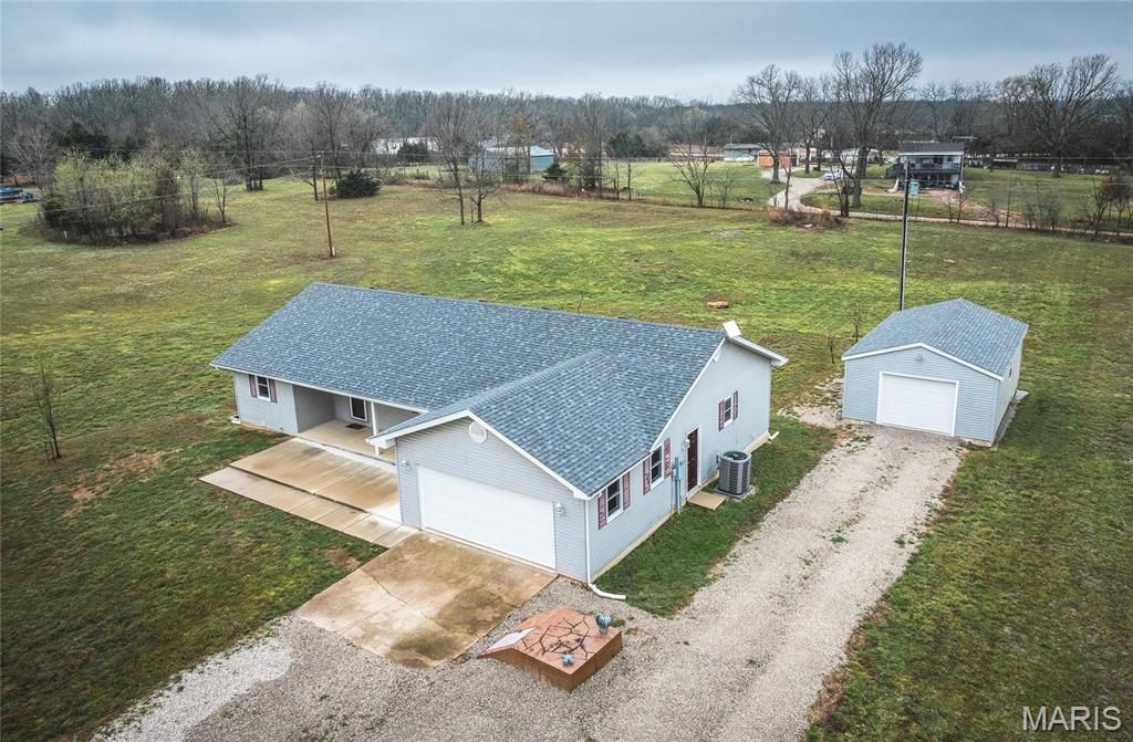 30421 Peach Blossom Lane, Lebanon, MO 65536