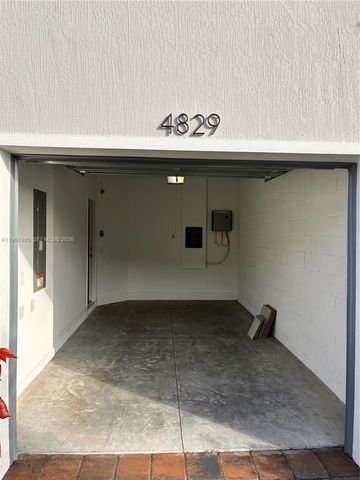 4829 Dillion St, Lake Worth, FL 33463