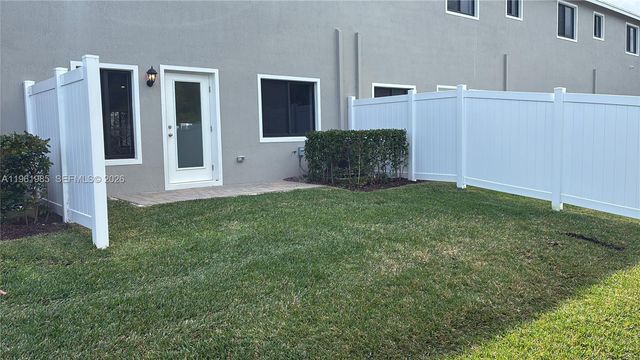 4829 Dillion St, Lake Worth, FL 33463