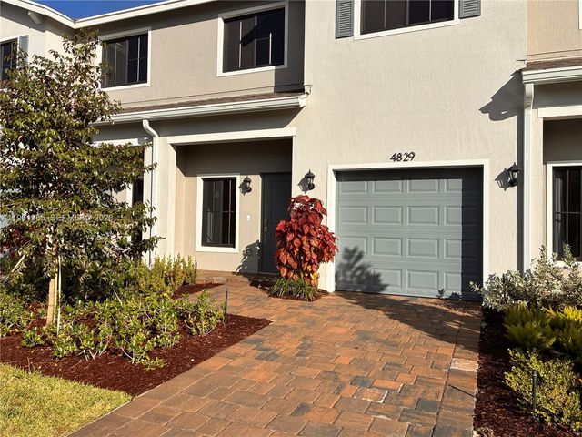 4829 Dillion St, Lake Worth, FL 33463