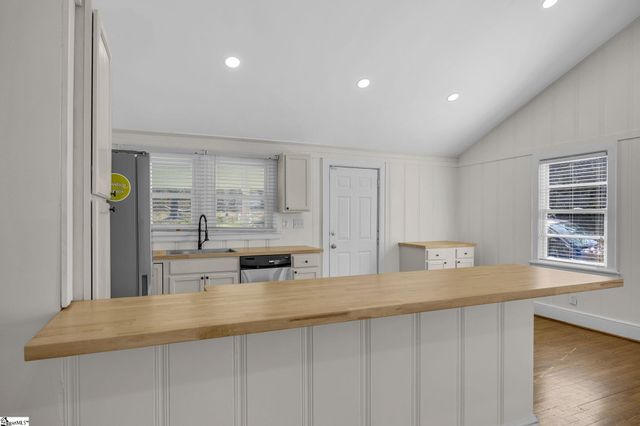 605 S Mountain View Road, Greer, SC 29651