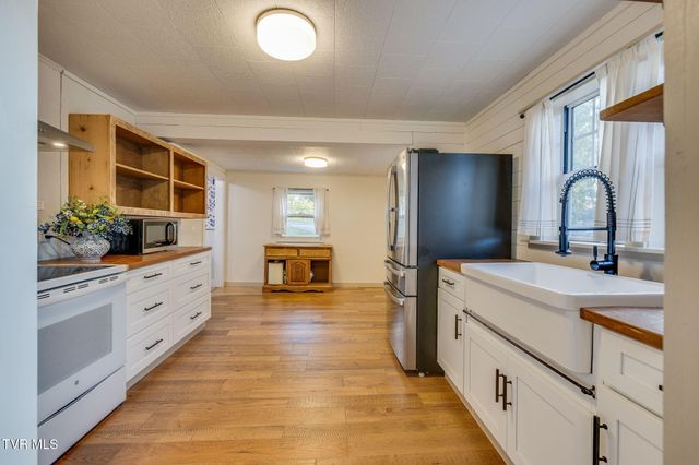 1075 Oak Drive Circle, Kingsport, TN 37665