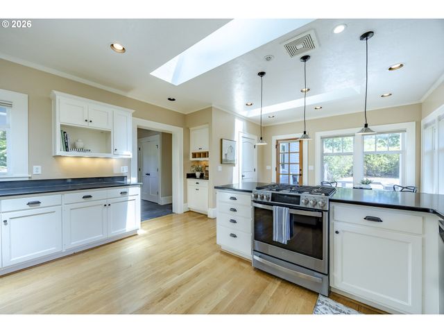 1545 VILLARD St, Eugene, OR 97403