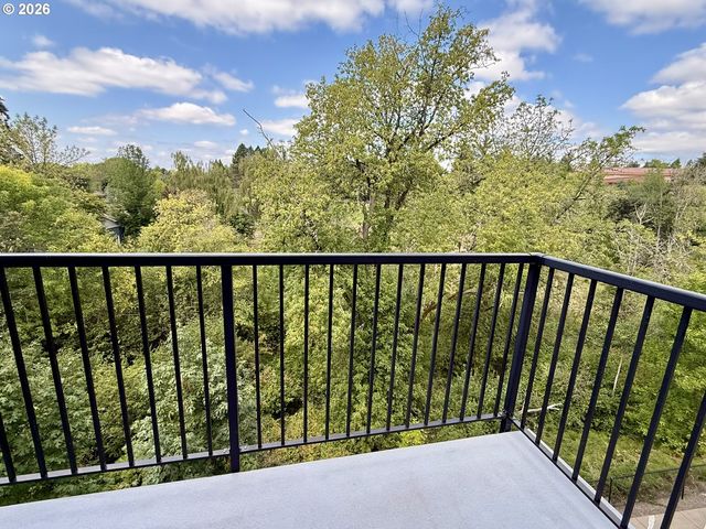 595 Nw LOST SPRINGS Ter 402, Portland, OR 97229