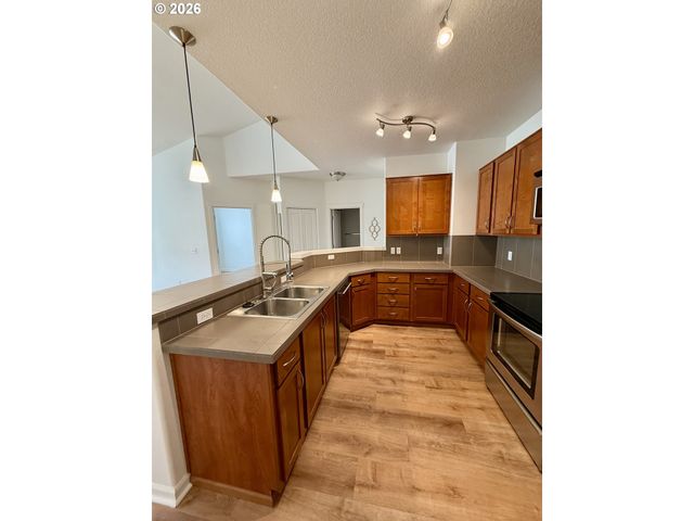 595 Nw LOST SPRINGS Ter 402, Portland, OR 97229