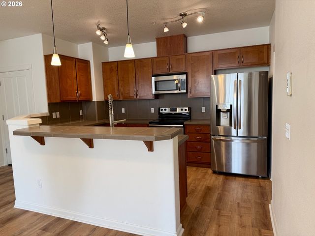 595 Nw LOST SPRINGS Ter 402, Portland, OR 97229