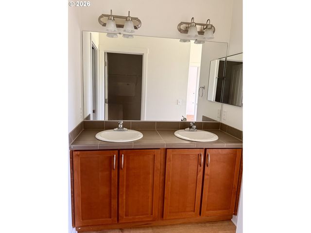 595 Nw LOST SPRINGS Ter 402, Portland, OR 97229