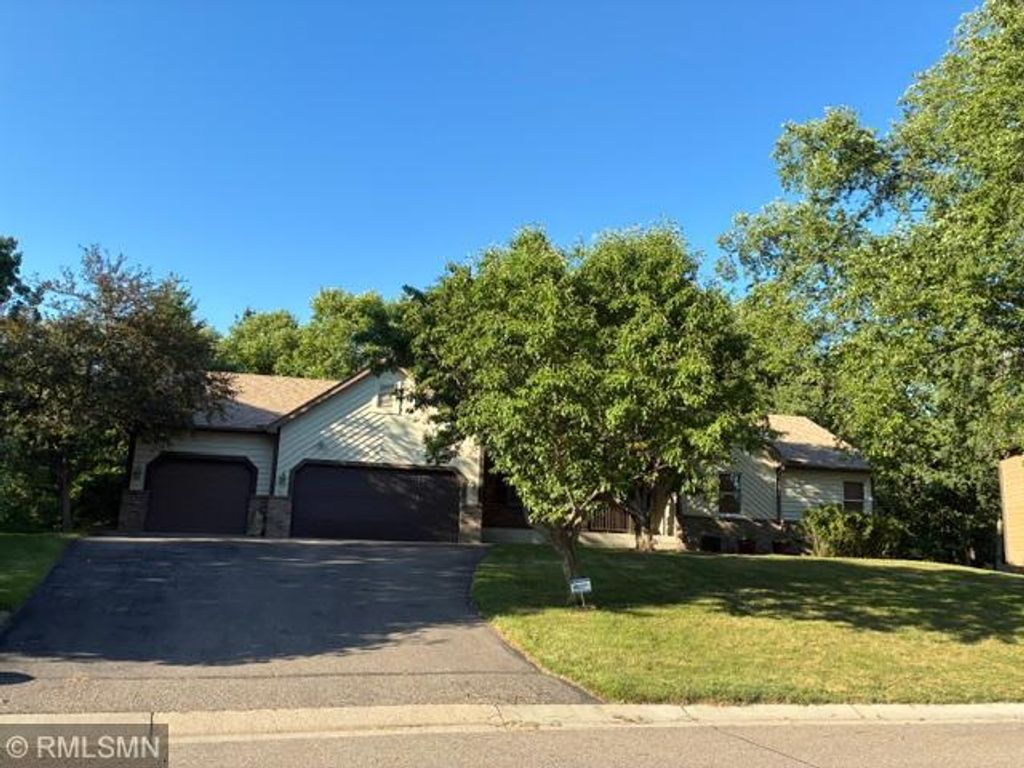 900 Ferndale Street S, Maplewood, MN 55119