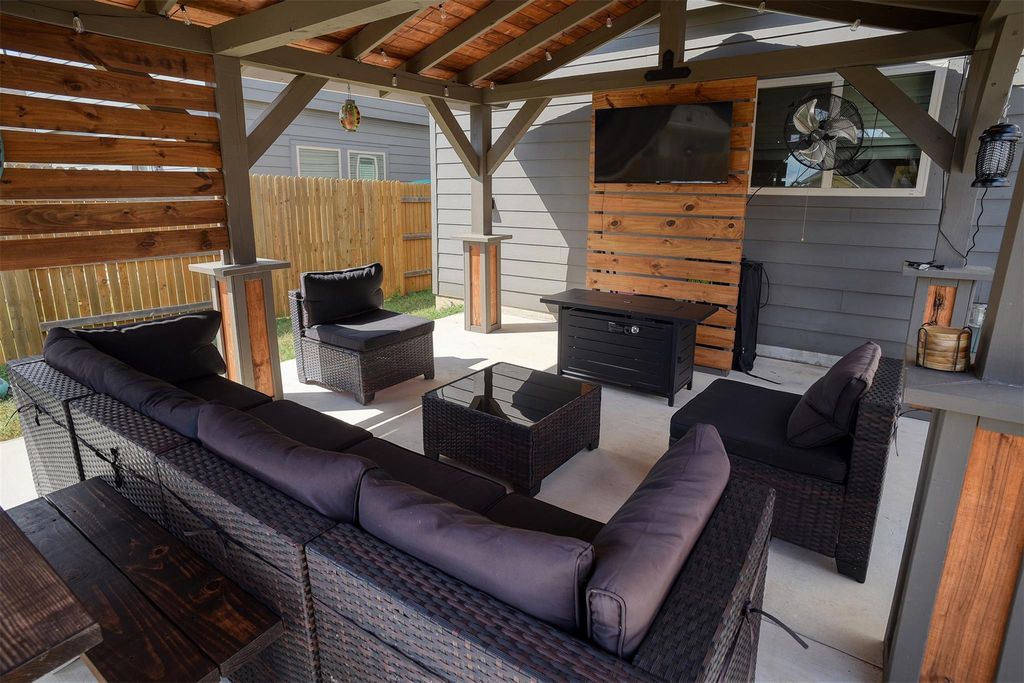 205 Driftwood LN, Bastrop, TX 78602