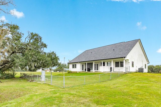 1132 Mill Road, Angleton, TX 77515