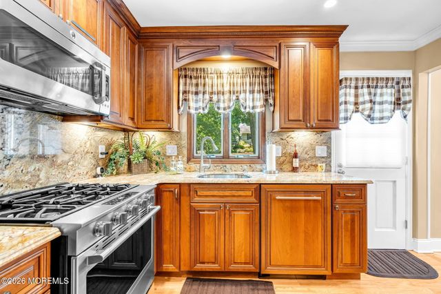 8 Cove Lane Road, Whippany, NJ 07981