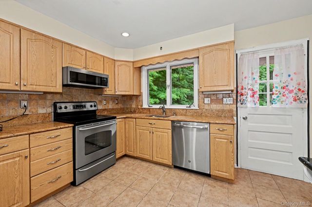 32 Lacona Road, Mahopac, NY 10541