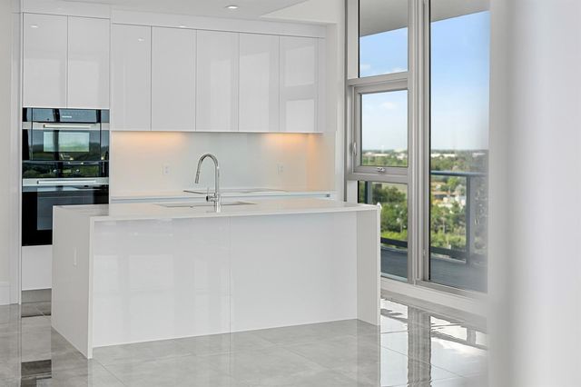 220 Lake Shore Drive 923, Lake Park, FL 33403