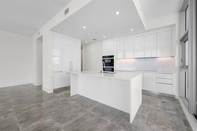 220 Lake Shore Drive 923, Lake Park, FL 33403