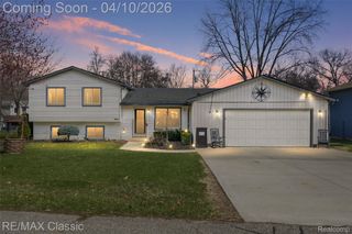 484 W Beechdale Street, Commerce Charter Township, MI 48382