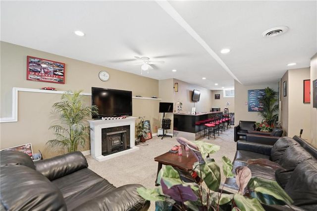 8515 N Chalmers Avenue, Kansas City, MO 64153