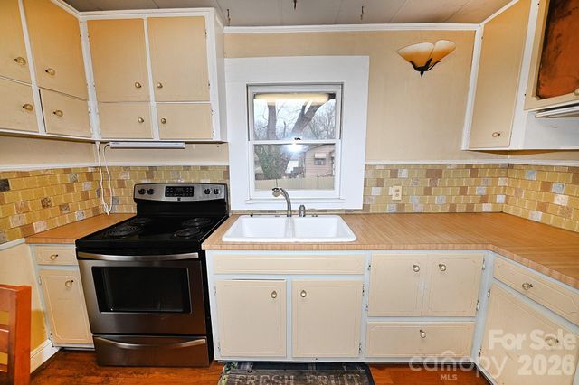 1340 1st Avenue Place NW, Hickory, NC 28601