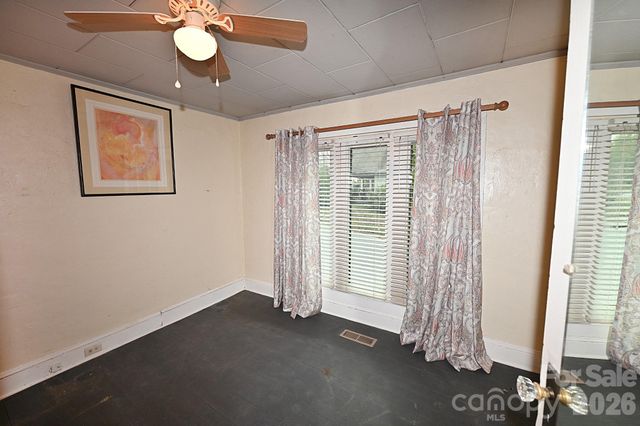 1340 1st Avenue Place NW, Hickory, NC 28601