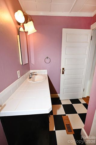 1340 1st Avenue Place NW, Hickory, NC 28601