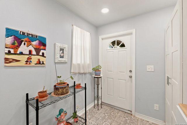 666 N San Eduardo Ave, San Antonio, TX 78228
